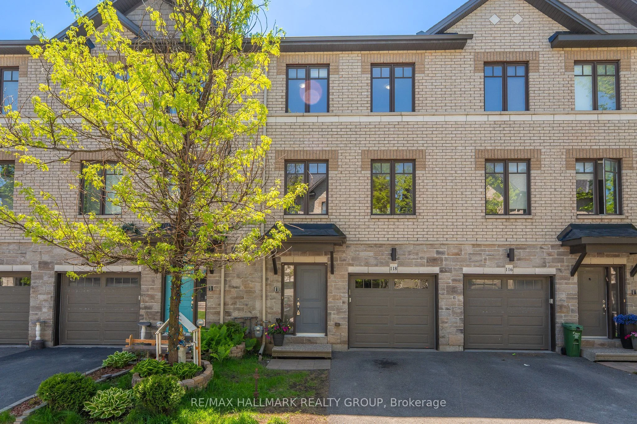 Att/Row/Townhouse in Beacon Hill North - South and Area