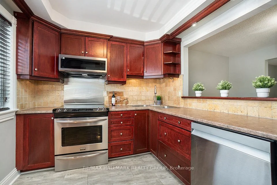 54 Corley Private, Hunt Club - South Keys and Area, ON K1V 8T7