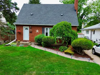Detached in Niagara Falls
