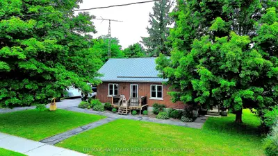 Detached in Lanark Highlands