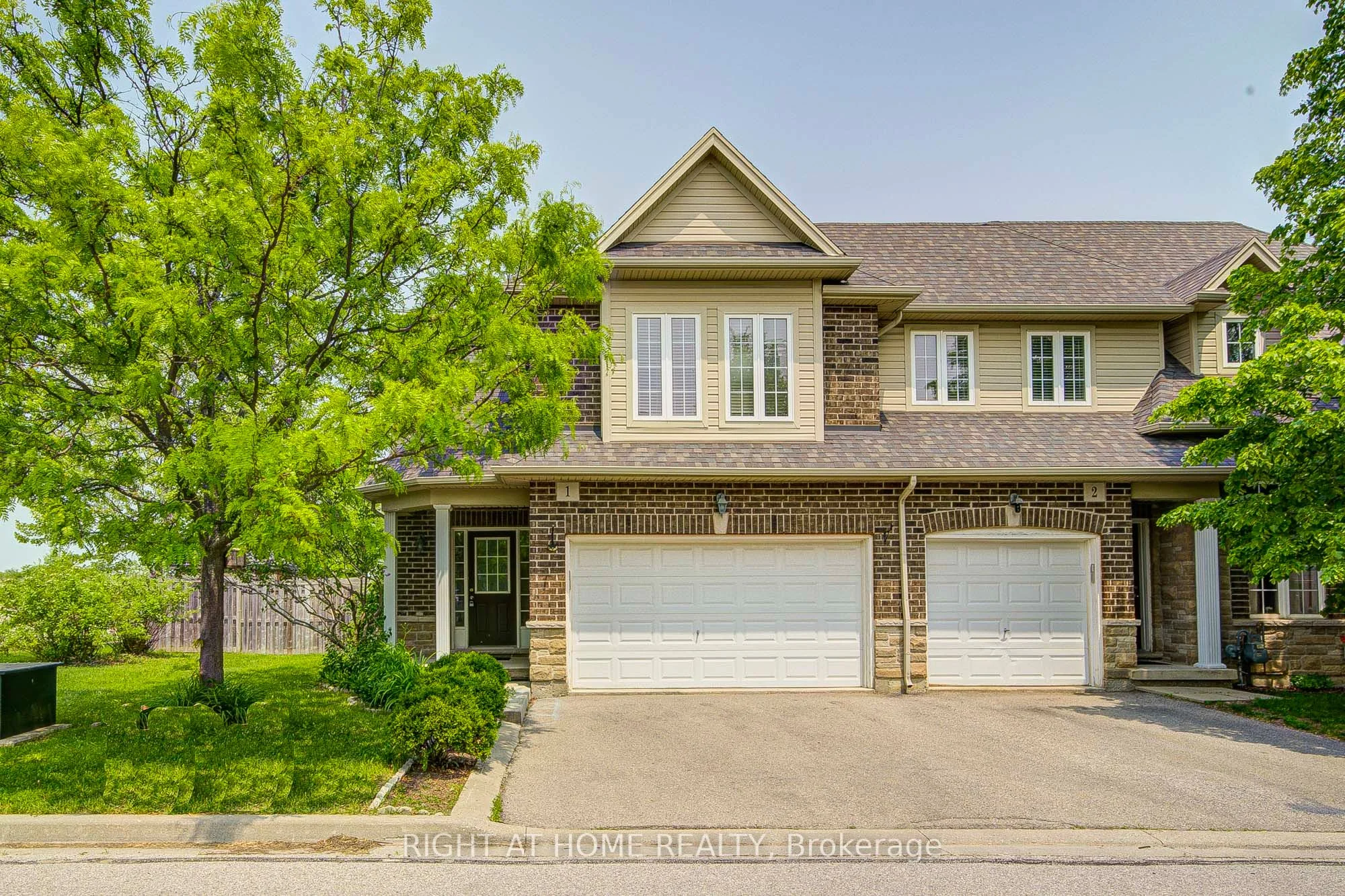 Condo Townhouse in Hamilton