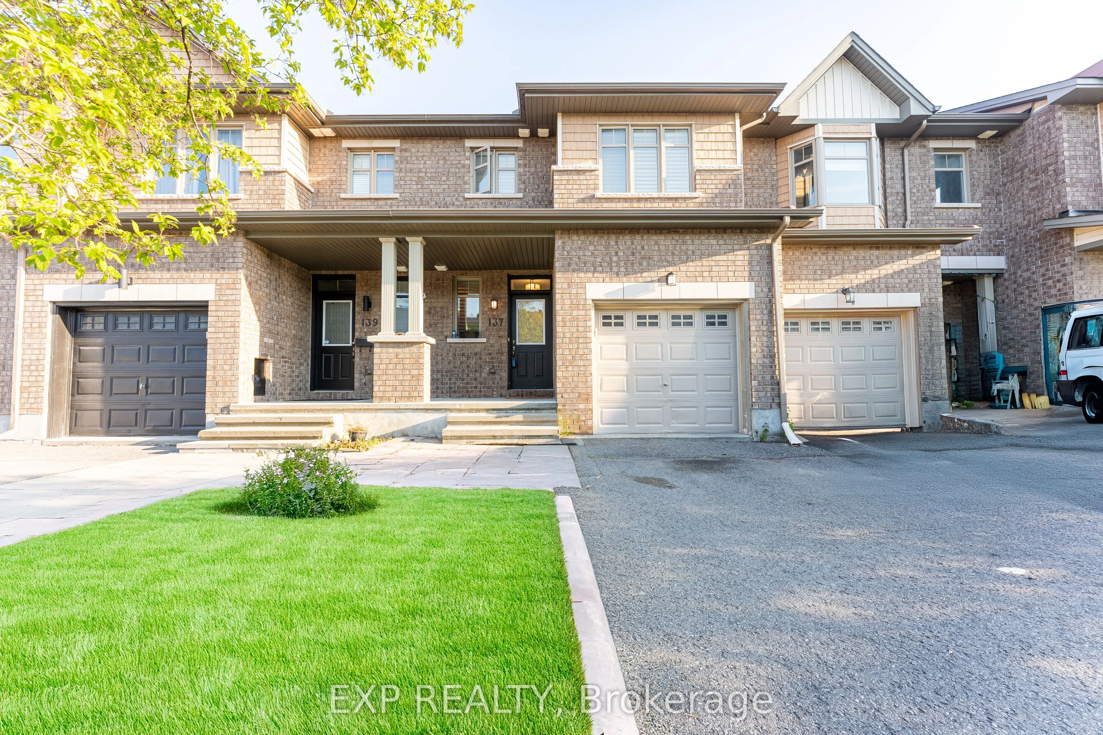 Att/Row/Townhouse in Blossom Park - Airport and Area