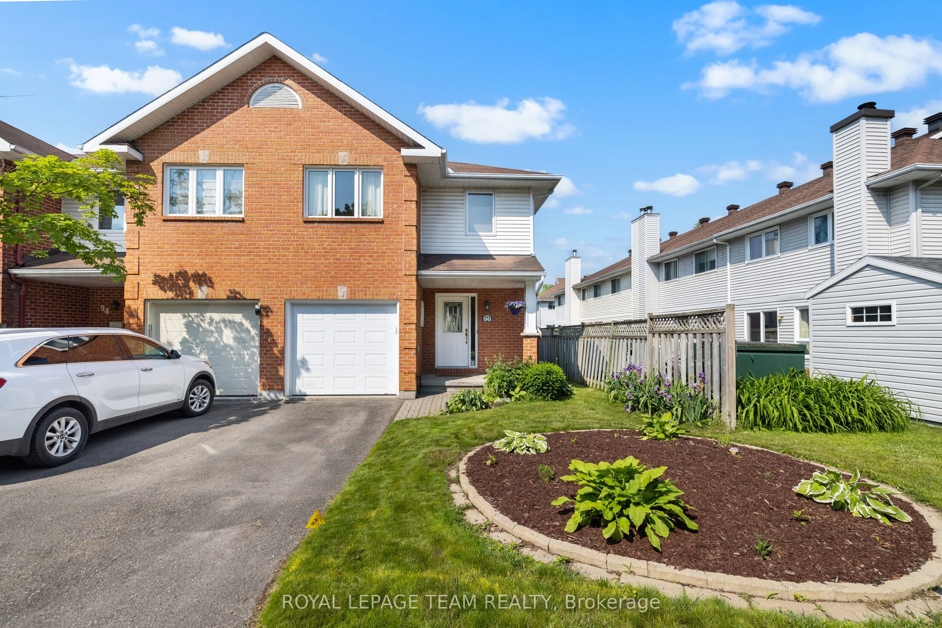 Att/Row/Townhouse in Hunt Club - South Keys and Area