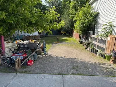 Vacant Land in Leeds and the Thousand Islands