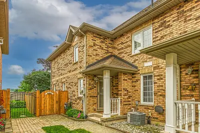 Att/Row/Townhouse in St. Catharines