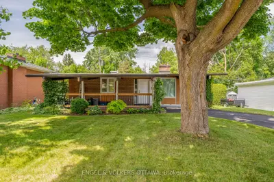 Detached in Billings Bridge - Riverside Park and Area
