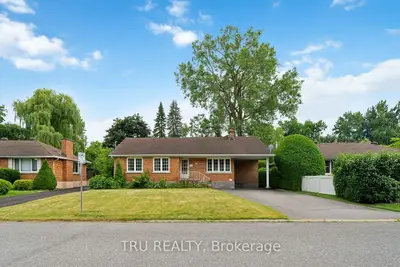 Detached in Beacon Hill North - South and Area