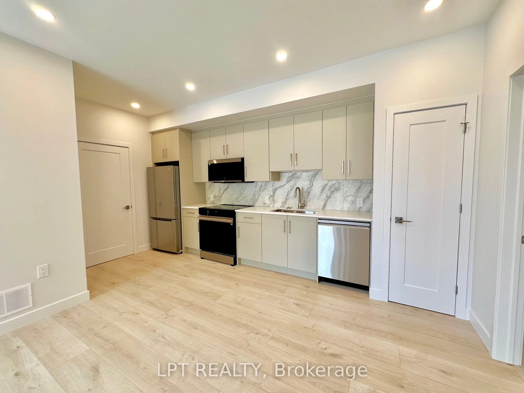 254 GARNEAU Street 4, Vanier and Kingsview Park, ON K1L 7T8