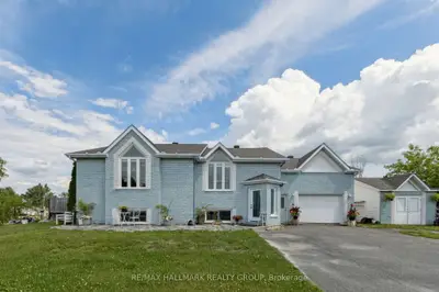 Detached in Champlain