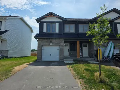 Att/Row/Townhouse in Smiths Falls