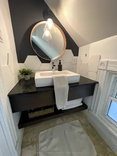 Triplex in London East
