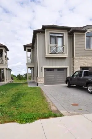 Att/Row/Townhouse in London North