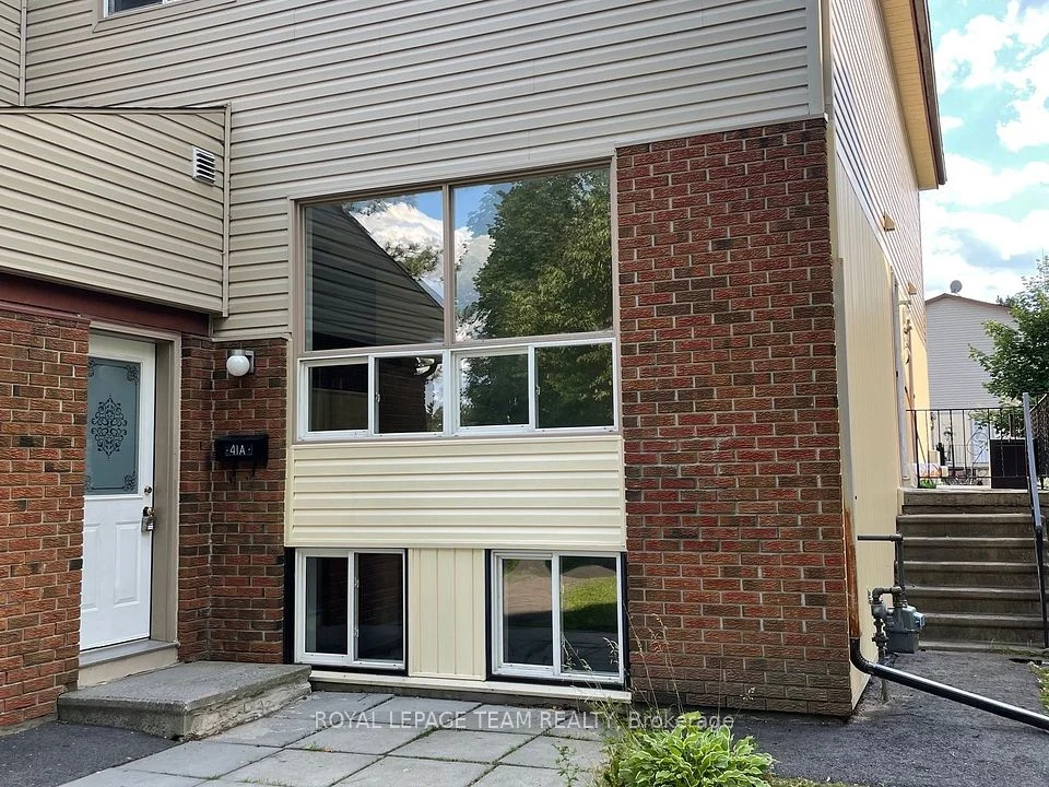 41 Forester Crescent A, Bells Corners and South to Fallowfield, ON K2H 8Y3