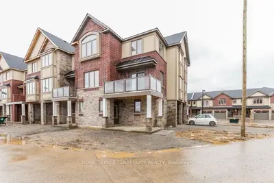 Att/Row/Townhouse in Hamilton