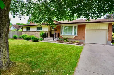 Detached in Niagara Falls