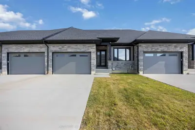 Att/Row/Townhouse in Plympton-Wyoming
