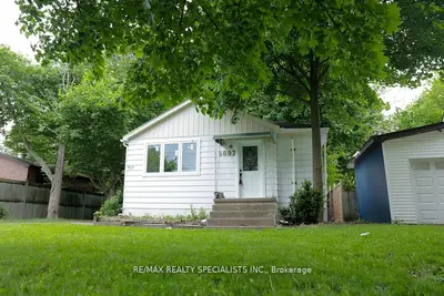 Detached in Niagara Falls