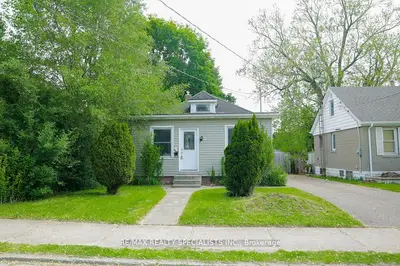 Detached in Niagara Falls