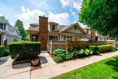 Condo Townhouse in Hamilton