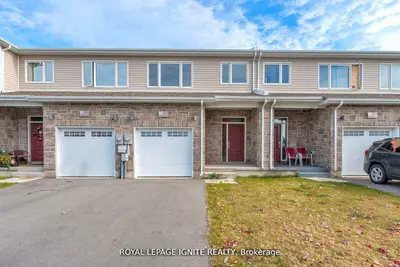 Att/Row/Townhouse in Kingston