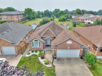 Detached in Niagara Falls