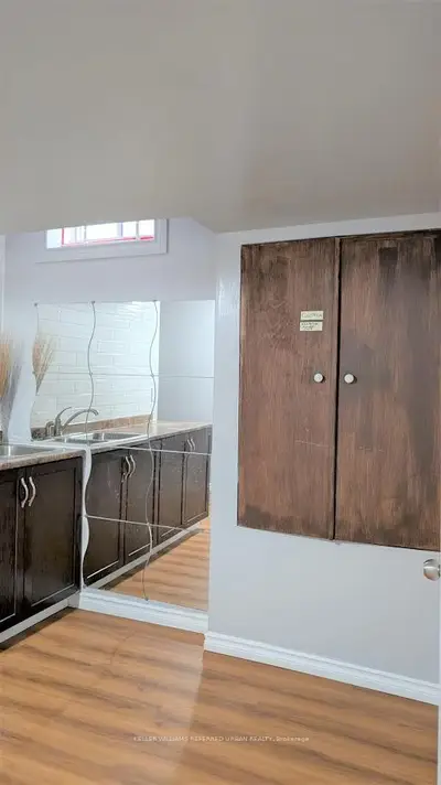 Detached in Niagara Falls