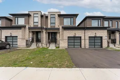 Att/Row/Townhouse in Woodstock