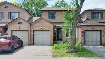 Condo Townhouse in Hamilton