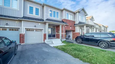 Att/Row/Townhouse in Shelburne