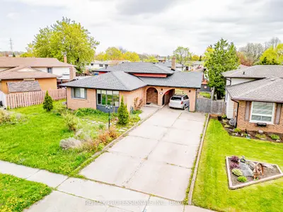 Detached in Niagara Falls