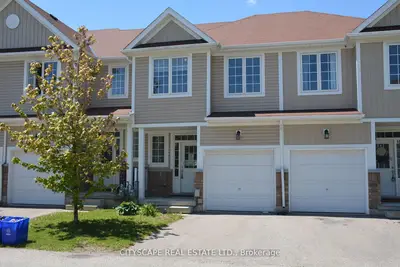 Att/Row/Townhouse in Brantford