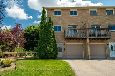 Condo Townhouse in Hamilton