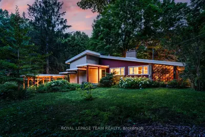 Detached in Beacon Hill North - South and Area