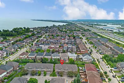 Condo Townhouse in Hamilton
