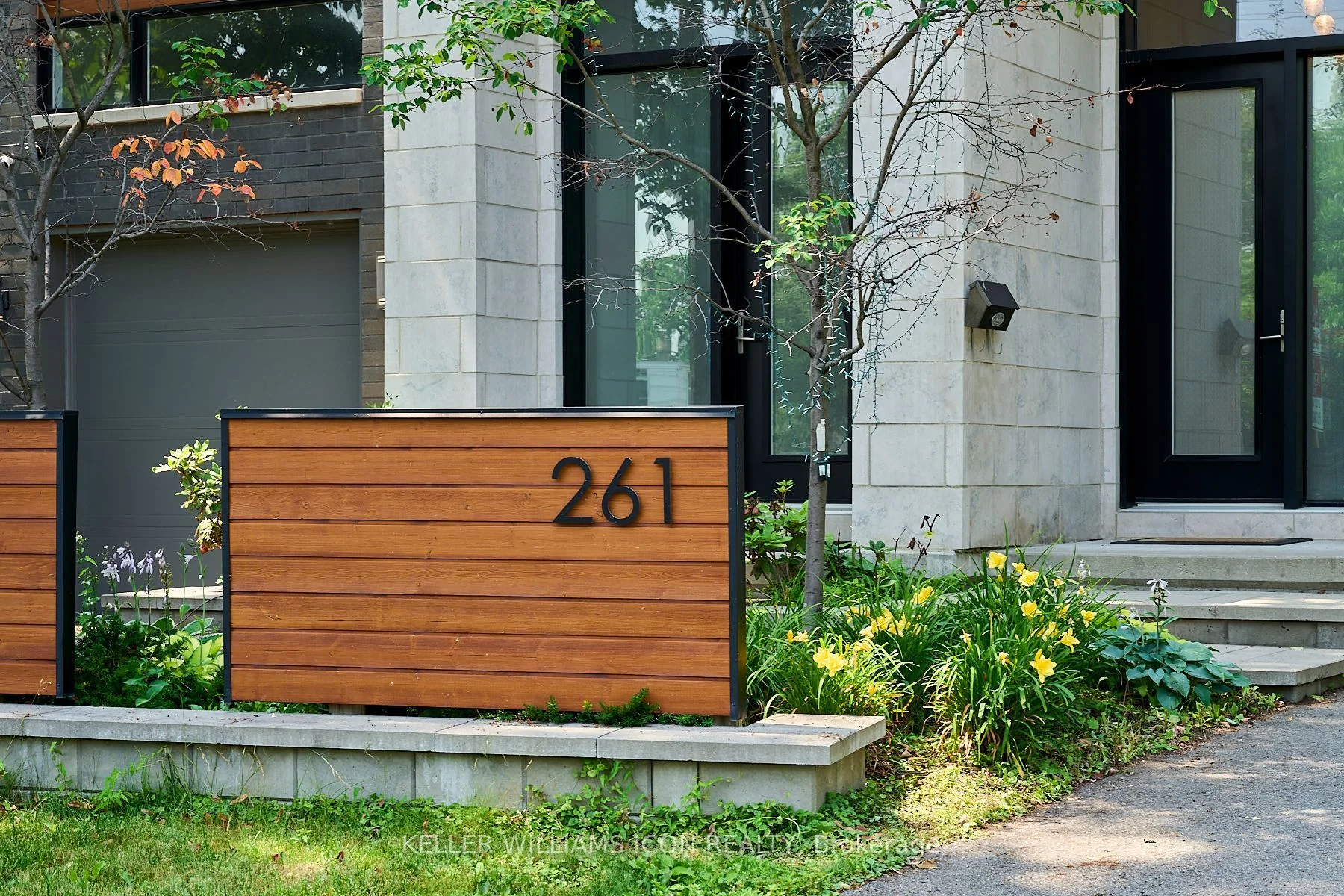 Att/Row/Townhouse in Rockcliffe Park