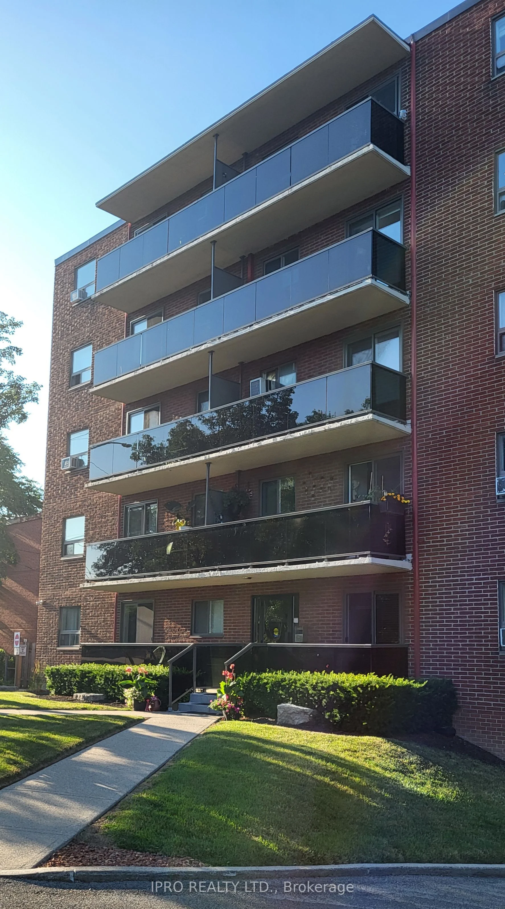2373 King Street 26, Hamilton, ON L8K 1X9