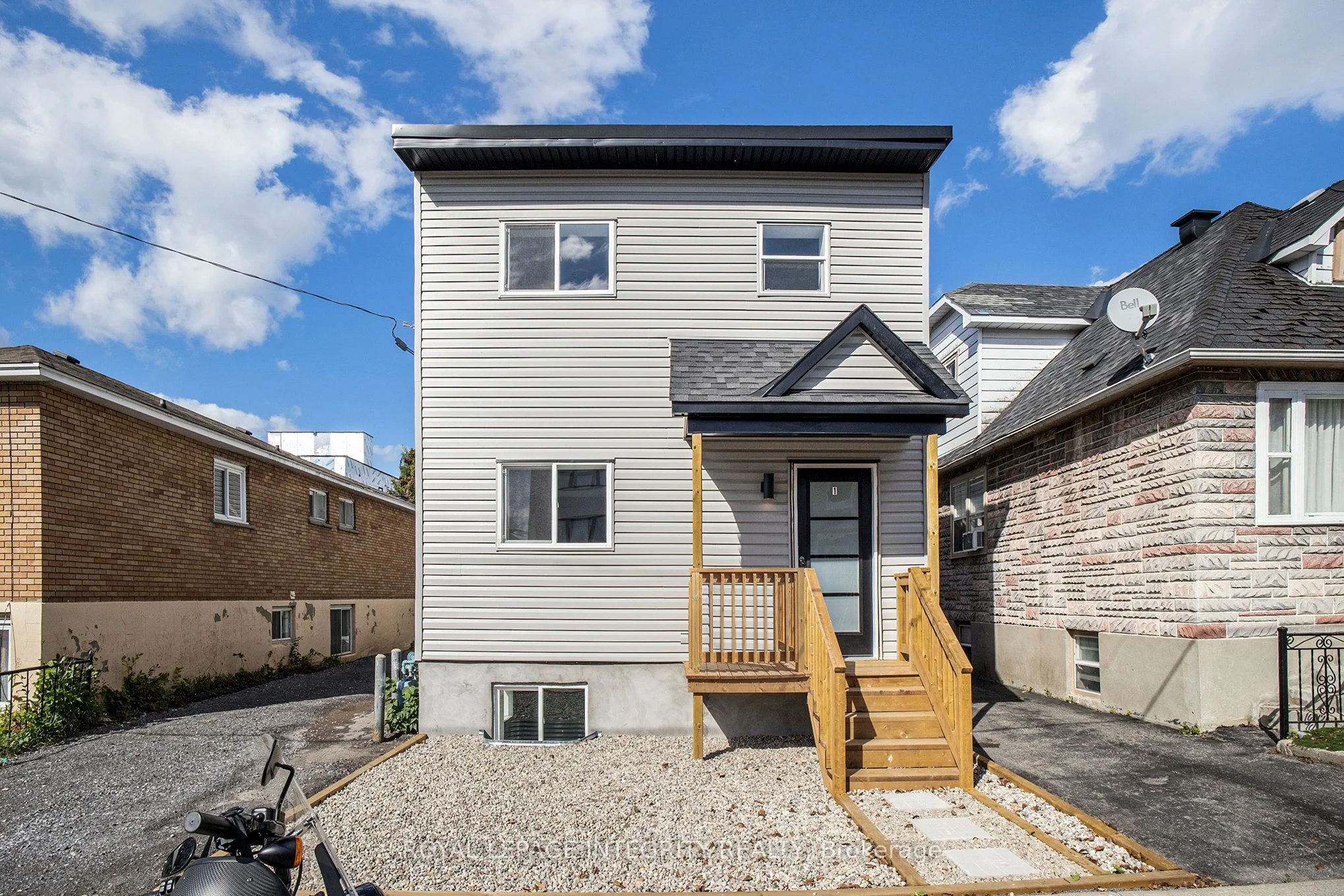 185 Carillon Street 2, Vanier and Kingsview Park, ON K1L 5X9