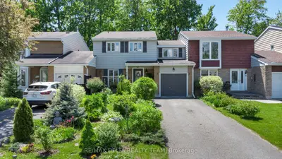 Att/Row/Townhouse in Blackburn Hamlet