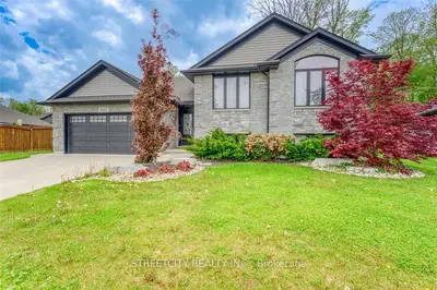 Detached in St. Clair