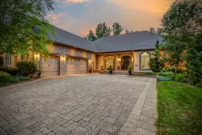 Detached in Niagara Falls