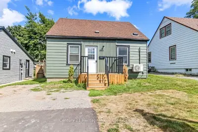 Detached in Woodstock