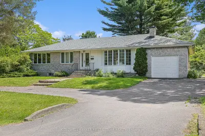 Detached in Billings Bridge - Riverside Park and Area