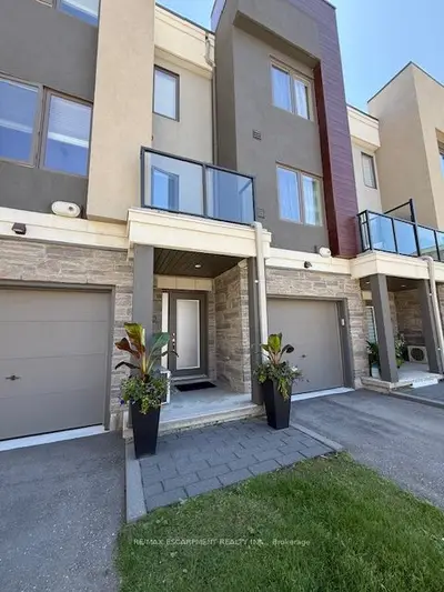 Condo Townhouse in Hamilton