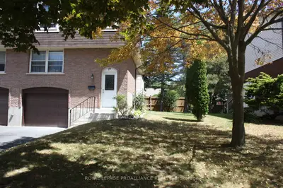 Condo Townhouse in Belleville