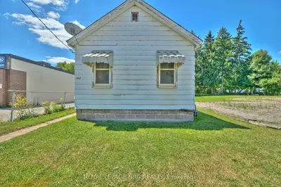 Detached in Niagara Falls