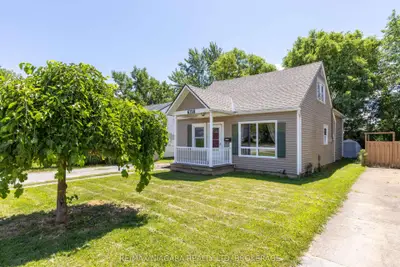 Detached in Niagara Falls