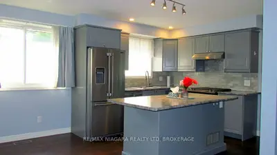 Detached in Niagara Falls