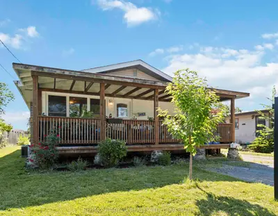 Detached in Niagara Falls