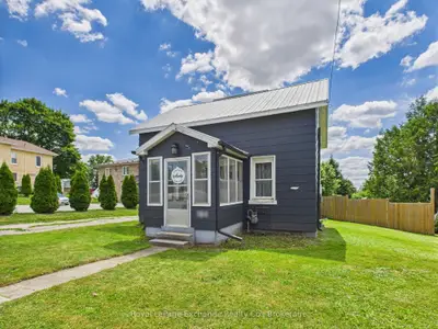 Detached in North Huron