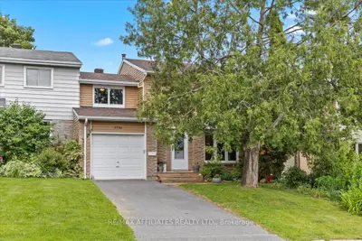 Att/Row/Townhouse in Blackburn Hamlet